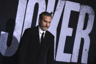 Joaquin Phoenix, que este 4 de octubre estrena el ‘Joker’, parece tener un don especial para interpretar personajes perturbadores. Seguramente sea por su carácter excéntrico y místico fruto de una vida muy complicada que la ha dado varios golpes duros. (Foto: Jordan Strauss / Invision / AP).