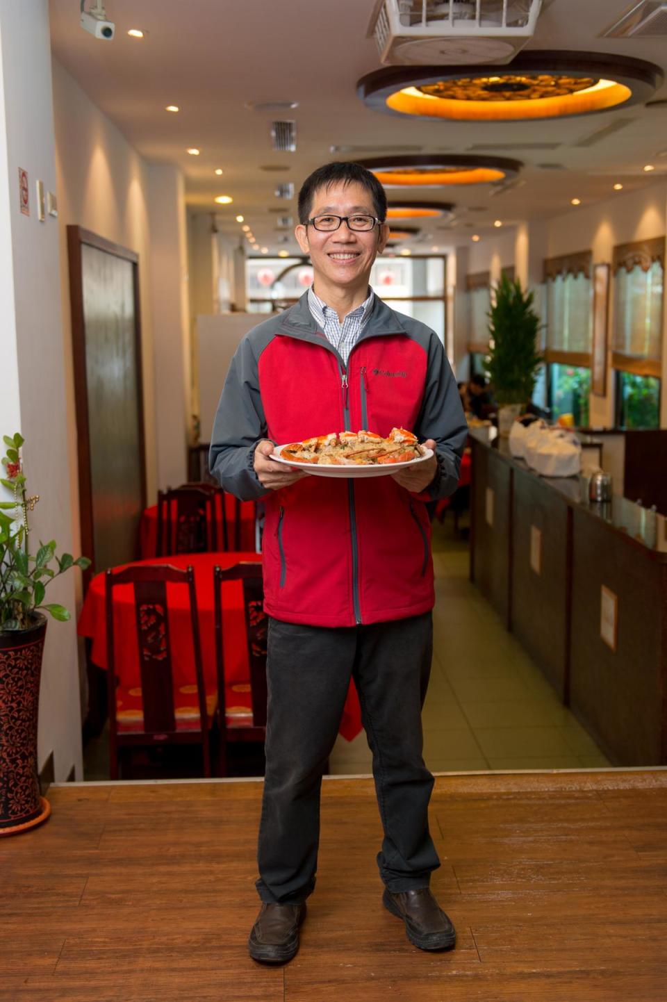 阿美飯店第二代老闆蔡坤益親和力十足，樂為民眾解說老台菜故事。
