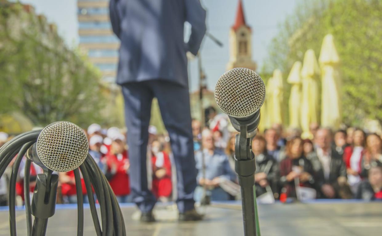 <a href="https://www.shutterstock.com/es/image-photo/microphones-political-rally-leader-audience-background-407697550" rel="nofollow noopener" target="_blank" data-ylk="slk:Nikolic Vladimir / Shutterstock;elm:context_link;itc:0;sec:content-canvas" class="link ">Nikolic Vladimir / Shutterstock</a>