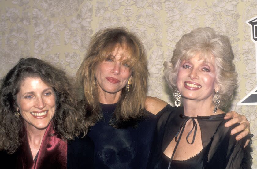 NEW YORK CITY - JUNE 1: Musician Carly Simon and sisters Lucy Simon and Joanna Simon on June 1, 1994