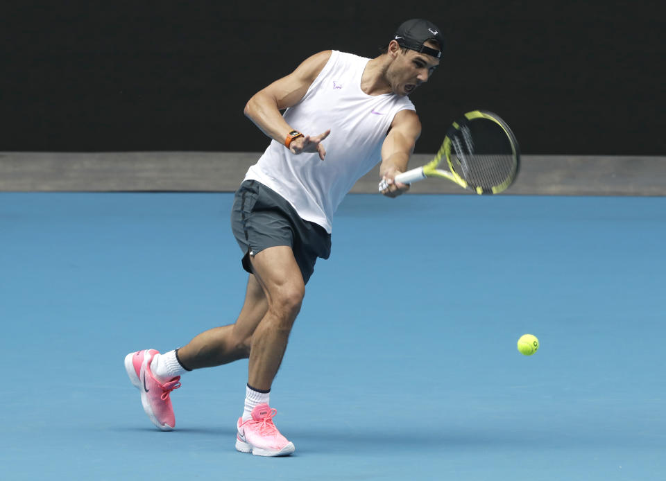 Rafael Nadal durante un entrenamiento en la arena Rod Laver previo al Abierto de Australia en Melbourne, el jueves 16 de enero 2020. (AP Foto/Mark Baker)