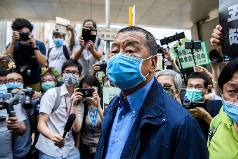 Le patron de presse hongkongais Jimmy Lai (c) arrive devant un tribunal pour des faits relatifs aux protestations de 2019, à Hong Kong, le 18 mai 2020 - Anthony WALLACE © 2019 AFP