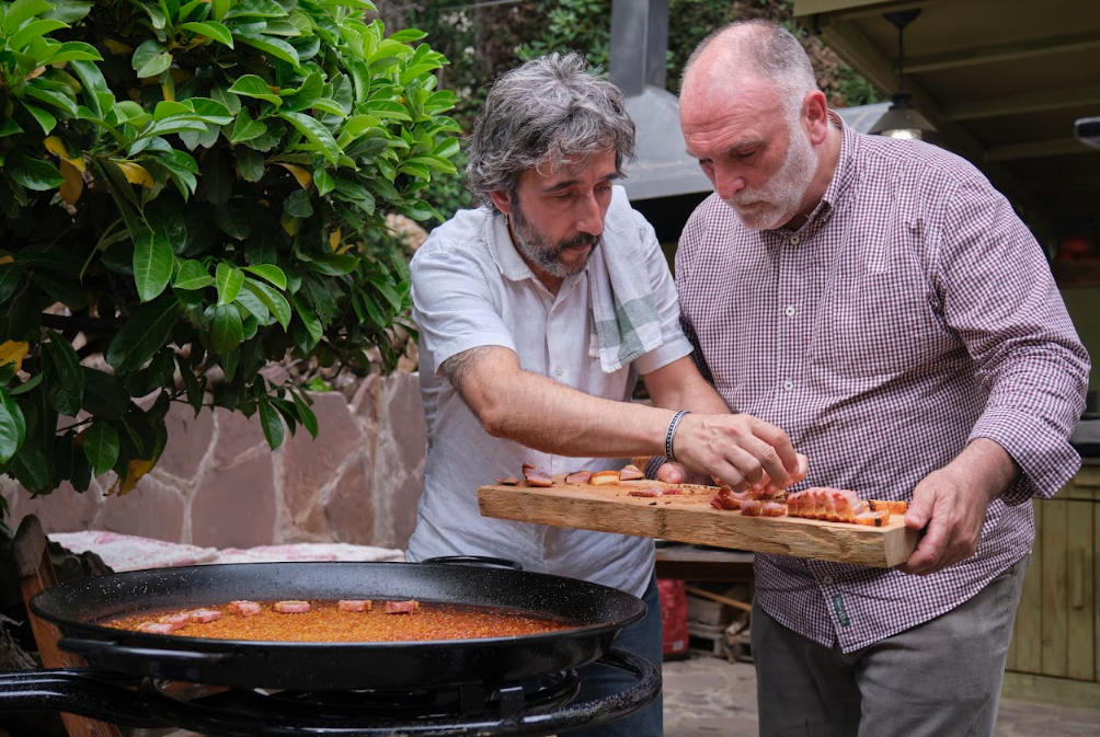 José Andrés (right) making paella with Diego Guerrero (left).