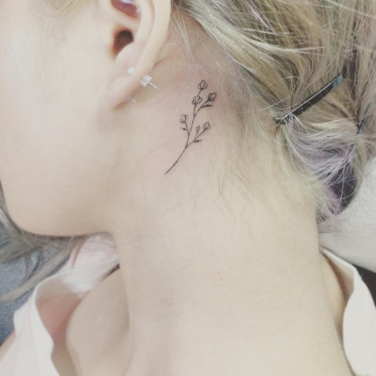 16 Tiny Ear Tattoos That Are Perfect