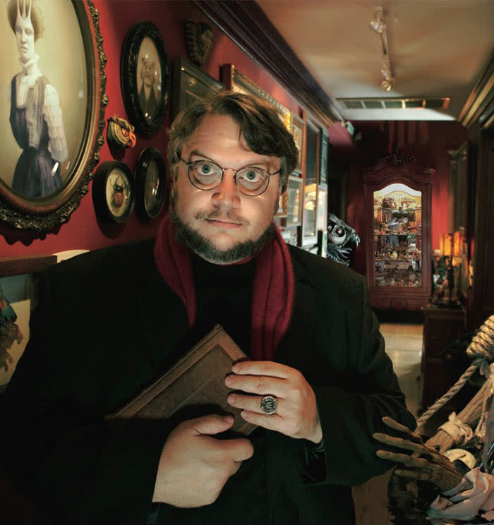 Guillermo del Toro produce, presenta y escribe un capítulo de esta serie El Gabinete de curiosidades