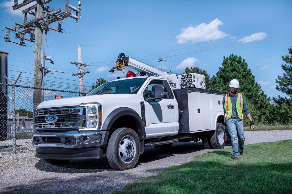 <p>2023 Ford Super Duty F-550 Chassis Cab</p>