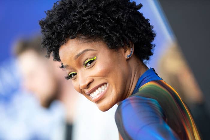 Keke Palmer luce un vestido arcoíris con delineador verde lima y un afro rizado