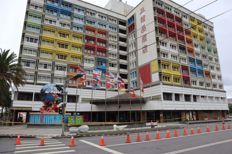 花蓮地震影響  翰品酒店通報大量資遣（1） 花蓮翰品酒店為五星級親子城市度假酒店，最大特色 就是透過「幾米」繪本等不同主題帶給旅人不同的感 動。受0403花蓮地震影響，飯店門口被貼上紅單，宣 布永久歇業，提前啟動改建，並向花蓮縣政府通報大 量資遣。 中央社記者李先鳳攝  113年4月9日 