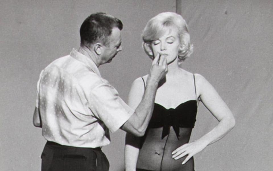 Allan &#39;Whitey&#39; Snyder applying Marilyn Monroe&#39;s makeup on the set of &#39;Let&#39;s Make Love&#39; - AP