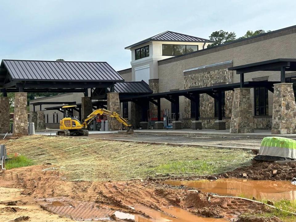 The new 90,410-square-feet Springdale Elementary School will have 120 carpool spaces, an improved parking capacity of 175 spaces and an individualized bus drop-off area near the facility’s rear, said school officials.