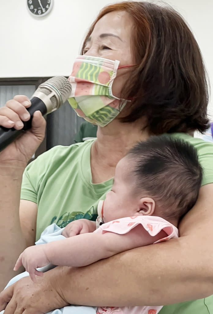 高樹鄉代會副主席陳美棉手抱孫女發言，爭取改善農業用水，否則將帶隊抗議。（記者毛莉攝）