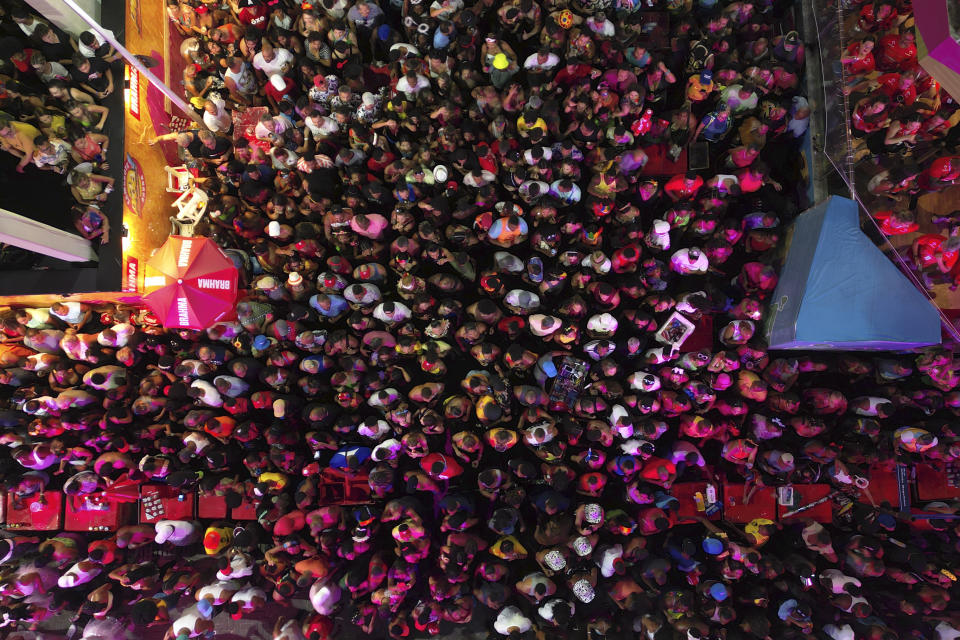 Participantes en la fiesta callejera del Carnaval "Vumbora" se agolpan para ver una actuación en un camión de sonido popularmente conocido como trío eléctrico, Salvador, Brasil, el sábado 10 de febrero de 2024. (AP Foto/Eraldo Peres)