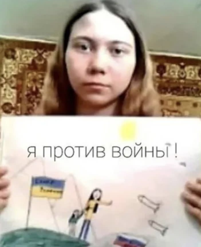 俄羅斯女童在學校畫一幅反戰圖畫，他的爸爸因此遭俄羅斯當局逮捕，還被依詆毀國家軍隊罪名遭起訴。   圖：翻攝推特