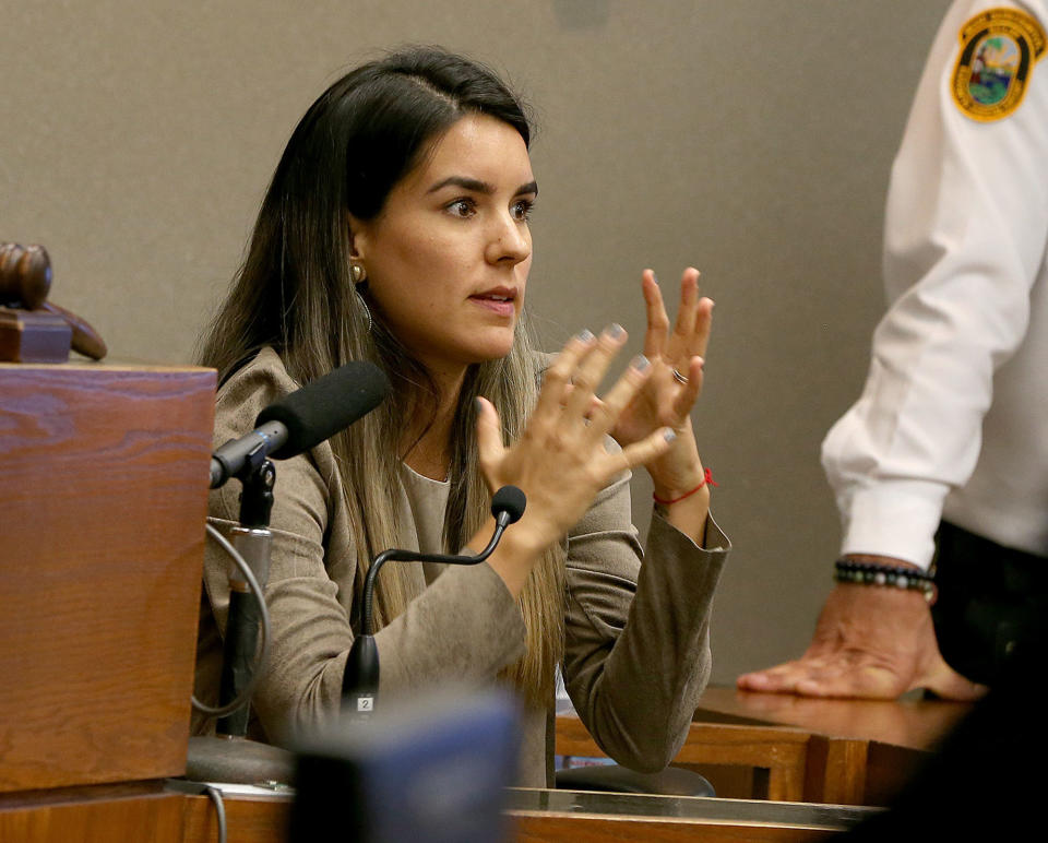 Ana Araujo testificando sobre cómo fue el altercado que terminó con la muerte de Juan Ricardo Hernández en 2019 (Pedro Portal/Miami Herald/Tribune News Service via Getty Images)