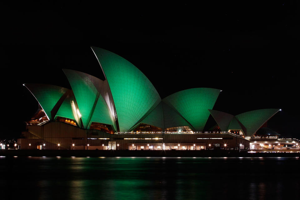 <b>La casa de la Ópera de Sidney</b><br> Es una construcción expresionista con un diseño radicalmente innovador, conformado por una serie de grandes conchas prefabricadas, cada una tomada de la misma semiesfera, que forman los tejados de la estructura.