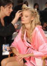 Magdalena Frackowiak en el Backstage de Victoria's Secret Fashion Show 2012