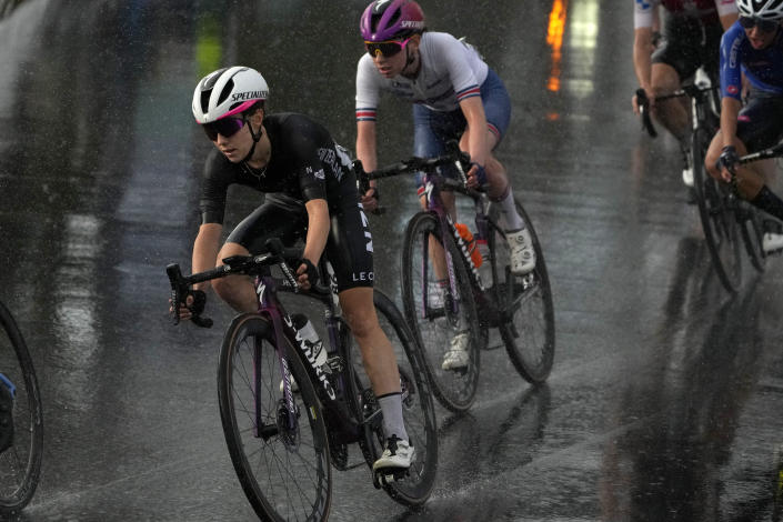新西兰的 Niamh Fisher-Black（左）于 2022 年 9 月 24 日星期六在卧龙岗举行的世界公路自行车锦标赛上开始 23 岁以下女子公路赛的最后一圈。（美联社照片/Rick Rycroft）