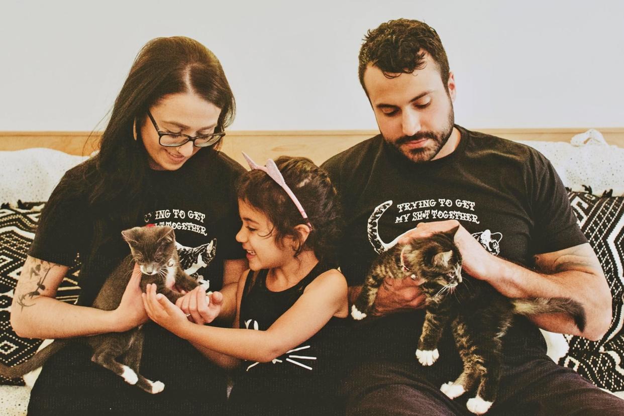 feline foster hero winners, Justyn, Tori, daughter holding three kittens