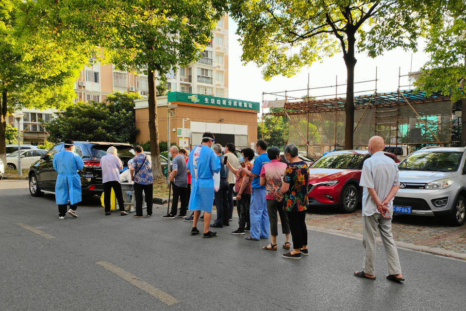 YICHANG, CHINA - JULY 9, 2022 - Residents line up to take nucleic acid samples at a residential area in Pudong New Area, Shanghai, China, July 9, 2022. (Photo credit should read CFOTO/Future Publishing via Getty Images)