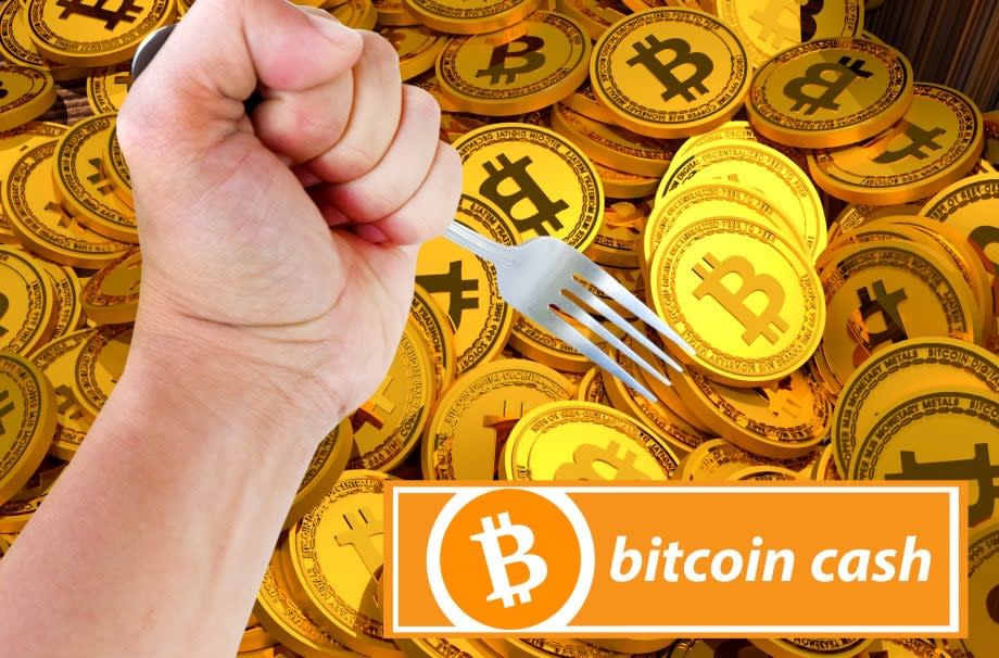 Hand die eine Gabel hält, im Hintergrund Bitcoin-Münzen, darunter der Schriftzug Bitcoin Cash