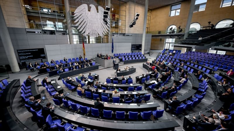 Members of parliament take part in a plenary session of the German Bundestag. According to the German parliament's lower house (Bundestag) Research Services, the deployment of ground troops by a NATO country in Ukraine would not automatically make all other NATO countries parties to the conflict. Britta Pedersen/dpa