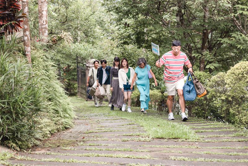 姚淳耀（左二）在《我的意外室友》中參加員工旅遊。（圖／華視、公視台語台提供）