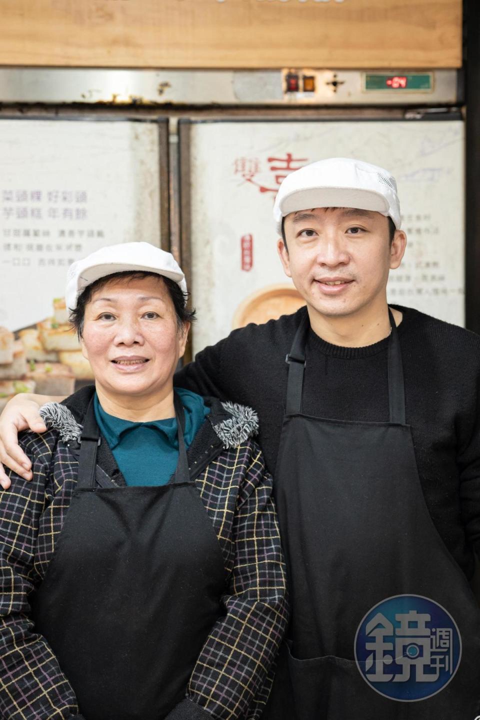 媽媽許月娥（左）現在把顧攤當運動，製作、出貨、行銷交由兒子李東展（右）負責。