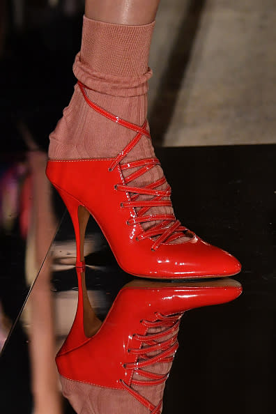 Tacones acordonados + calcetines. ¿Te animas a esta audaz dupla que propuso Givenchy, para la próxima temporada primavera-verano? - Foto: Pascal Le Segretain/Getty Images