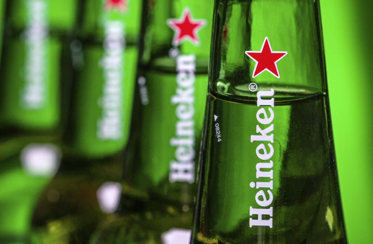 De Nederlandse brouwer Heineken verkoopt zijn Russische activiteiten voor € 1,-, wat een verlies van € 300 miljoen oplevert