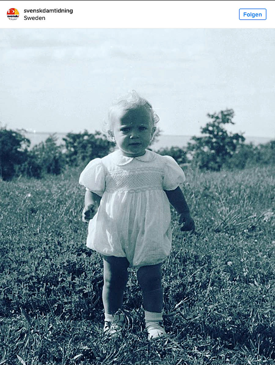 <p>Ja, wer ist denn dieses süße kleine Mädchen mit den blonden Löckchen, den speckigen Beinchen und dem skeptischen Blick? Bei diesem kleinen Wonneproppen handelt es sich um König Carl Gustaf von Schweden. Auf dem Foto ist er knapp ein Jahr alt und sieht wirklich eher aus, wie ein Mädchen. Bild: Instagram, svenskdamtidning </p>