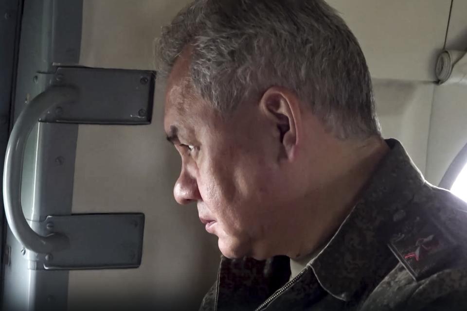 En esta imagen tomada de un video difundido el lunes 26 de junio de 2023 por el servicio de prensa del Ministerio de Defensa ruso, el ministro, Sergei Shoigu, viaja en un helicóptero militar para inspeccionar un puesto de mando de las fuerzas rusas en un lugar no revelado de Ucrania. (Servicio de prensa del Ministerio de Defensa ruso vía AP)