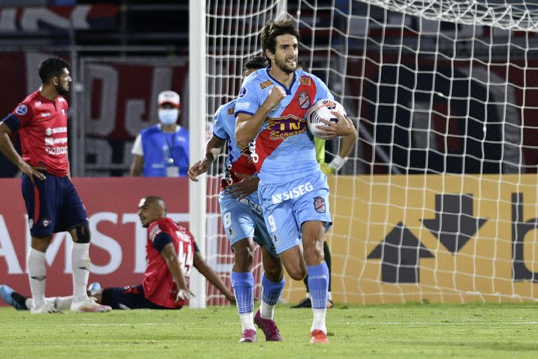 Lucas Albertengo celebra el empate parcial de Arsenal contra Wilstermann en Cochabamba; al rato, el conjunto de Sarandí conseguiría el 2-1 que le permitiría liderar su grupo por la Copa Sudamericana.