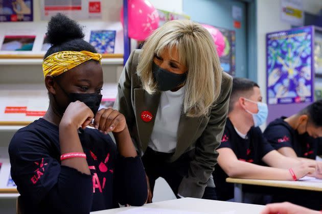 <p>Brigitte Macron a lu la dictée de l'association ELA à des élèves du collège Amédée Dunois de Boissy-Saint-Léger.</p>