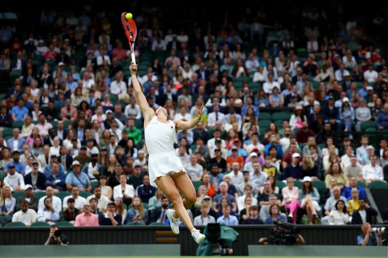 La tenista estadounidense Emma Navarro, en acción durante su partido de cuartos de final contra la italiana Jasmine Paolini en el All England Lawn Tennis and Croquet Club, Londres, Reino Unido