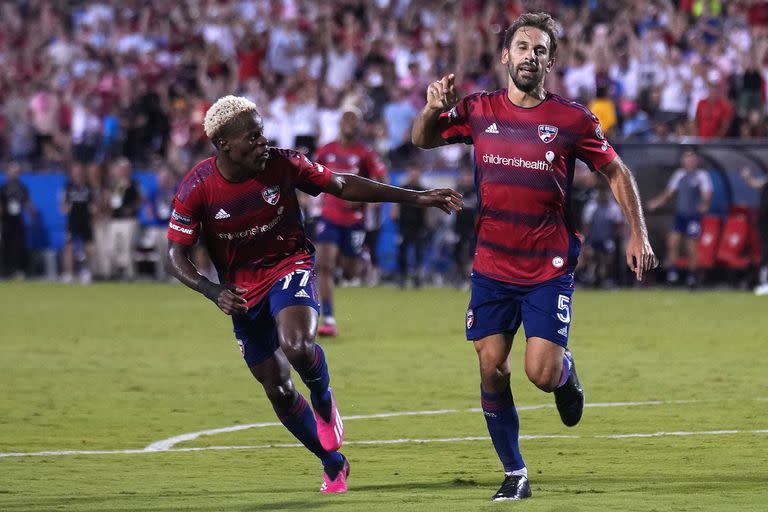 Quignon celebra su gol cerca de Kamungo, autor del segundo para Dallas