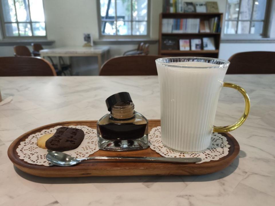 葉石濤文學館推出「墨水咖啡」，喝下一肚子「墨水」，相信所有人都飽讀詩書。（記者林雪娟攝）