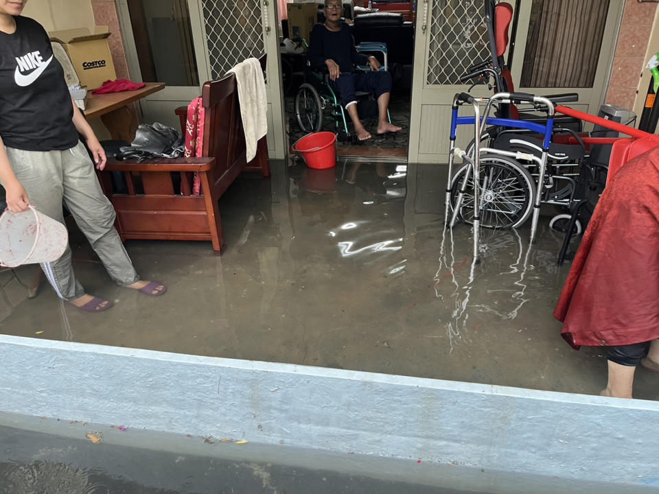 中央氣象局20日發布豪大雨及豪雨特報，雲林縣麥寮、東勢鄉低漥處淹水，居民自己在家門口設置擋水板、堆積沙包防止雨水進入家園。（中央社／吳明宜提供）