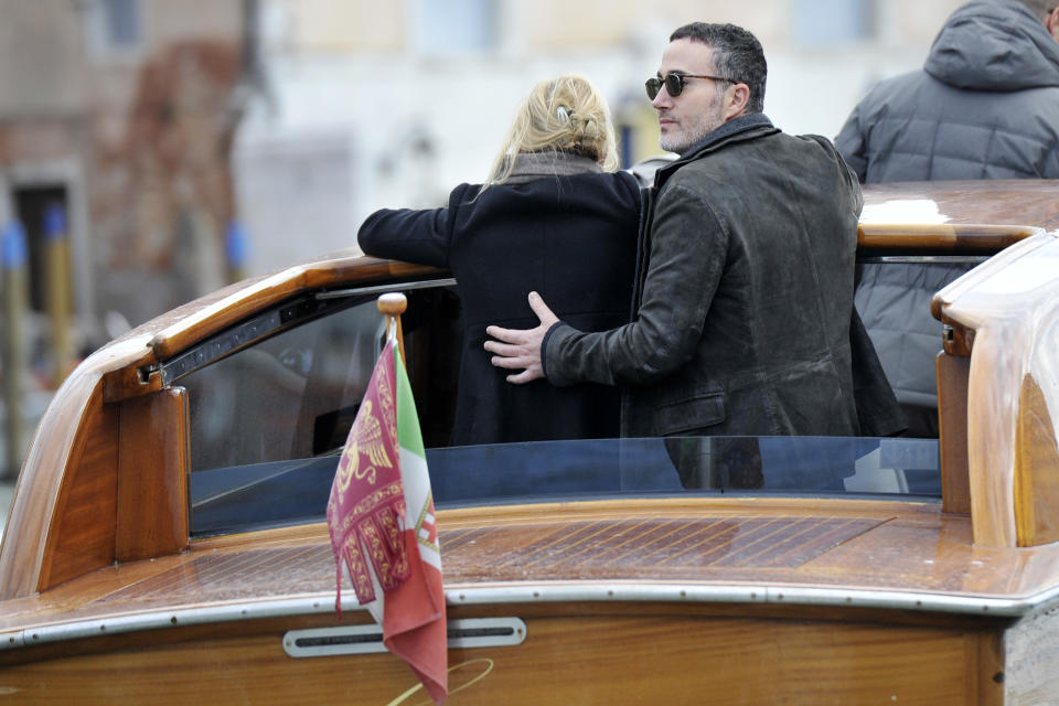 Anna Faris and Michael Barrett aboard a water taxi in Italy. (Photo: Splash News)