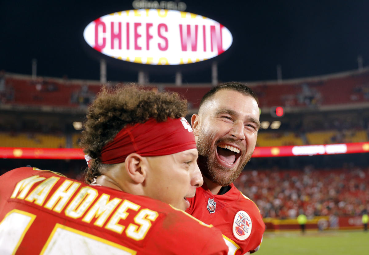 Taylor Swift Cheers Travis Kelce on at Kansas City Chiefs Matchup