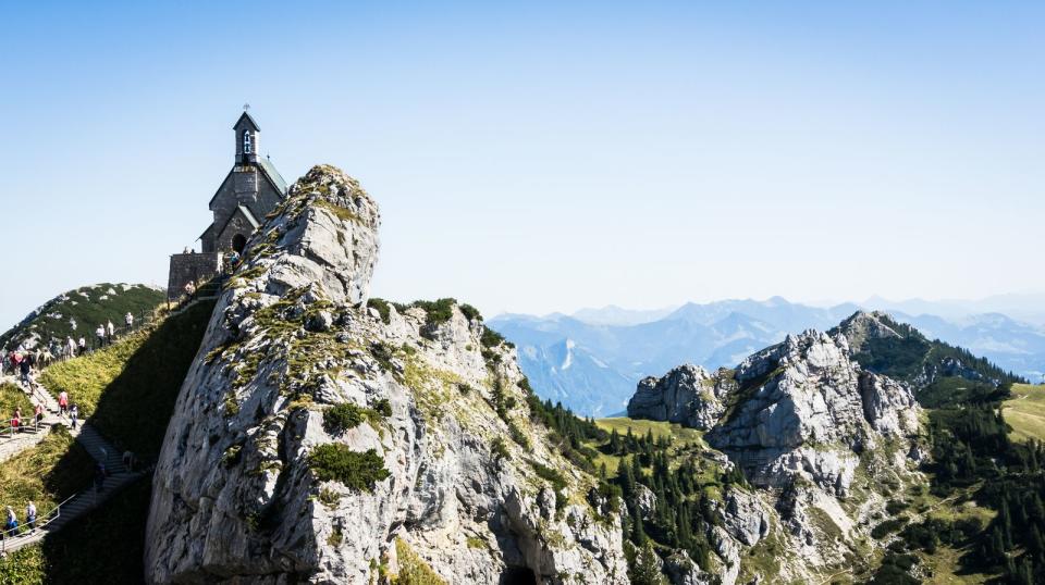 <p>Neben dem Wendelsteinkircherl auf dem Gipfelplateau des Wendelsteins gibt es einen weiteren Höhepunkt: die Wendelsteinhöhle. Als Teil eines ganzen Höhlensystems, das sich durch das markante Gipfelmassiv zieht, bietet die Wendelsteinhöhle ein spannendes Naturerlebnis. Doch Vorsicht: In der Höhle ist es selbst im Hochsommer eisig kalt, am Höhlen-Eingang liegt sogar Schnee. (Bild: iStock / FooTToo)</p> 