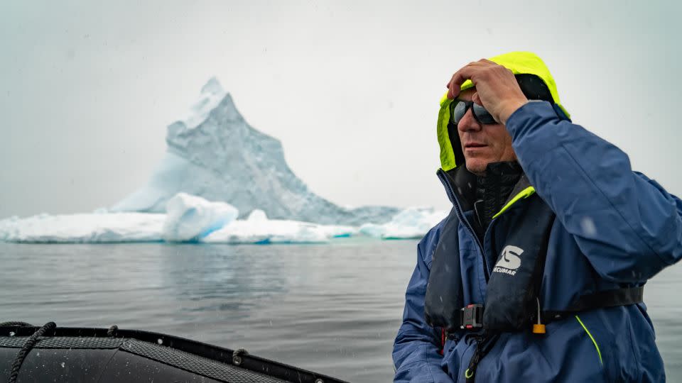 Bill explore la manière dont l'océan Austral et l'Antarctique évoluent à mesure que la planète se réchauffe.  -Julien Quinones/CNN