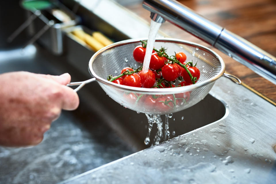 Es importante manipular y lavar adecuadamente los alimentos pero sin miedo al contagio ya que la Autoridad Europea de Seguridad Alimentaria (EFSA, por sus siglas en inglés) asegura que no hay pruebas de que los alimentos puedan ser una fuente o una vía de transmisión probable del coronavirus. (Foto: Getty)