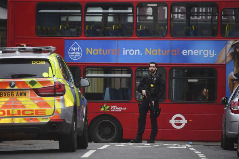 英國倫敦2日發生男子持刀攻擊路人事件，其中1人性命垂危，兇嫌則遭警方當場擊斃（AP）