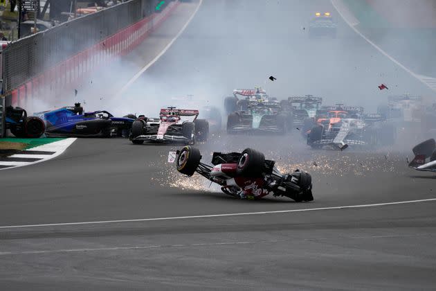 Les images de l'incroyable accident de Guanyu Zhou au Grand Prix de Grande-Bretagne. (Photo: via Associated Press)