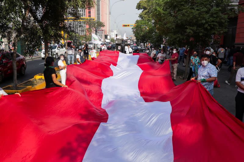 Partidarios de la candidata presidencial Verónika Mendoza durante la actividad de cierre de campaña, en Lima, Perú