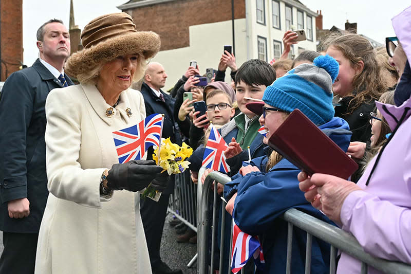 Reina Camilla saluda a unos niños