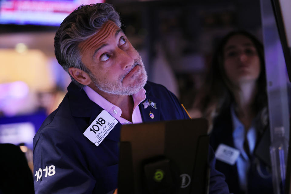 Handlare arbetar på golvet på New York Stock Exchange under eftermiddagshandel den 13 september 2022 i New York City. (Foto av Michael M. Santiago/Getty Images)