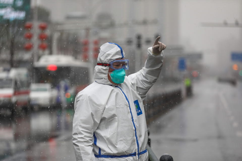 Un hombre usa mascarilla en medio de la epidemia del virus de Wuhan