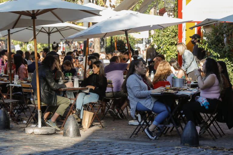 Gente en los bares de Palermo durante el fin de semana