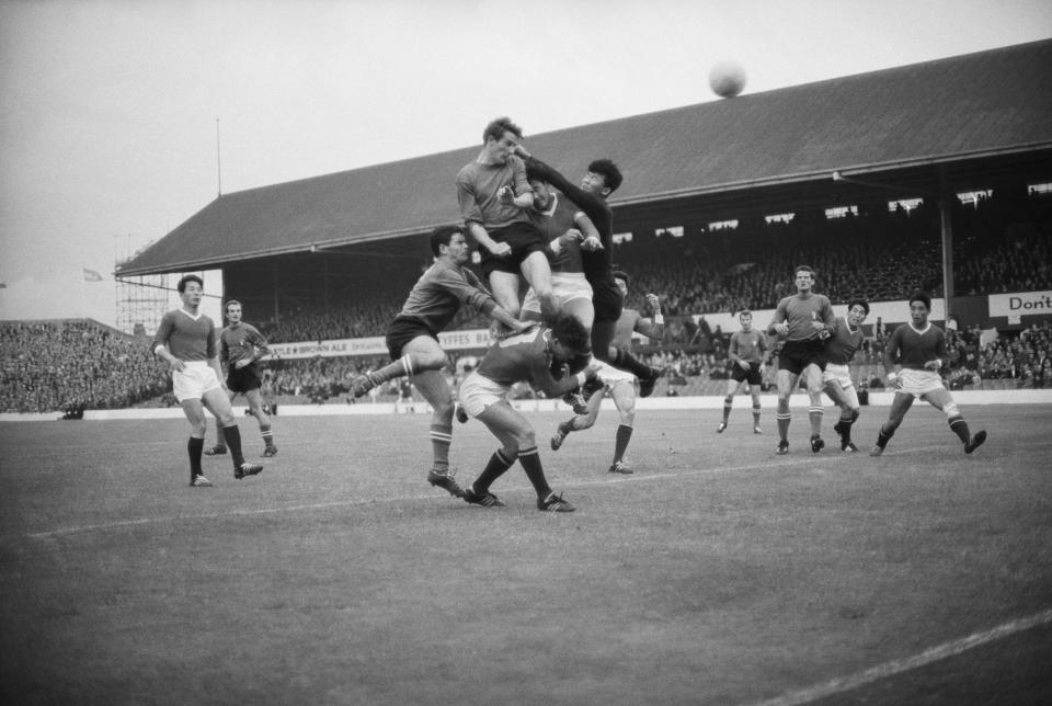 北韓守門員 Li Chan Myung 對戰意大利時救出險球。 (Central Press/Hulton Archive/Getty Images)